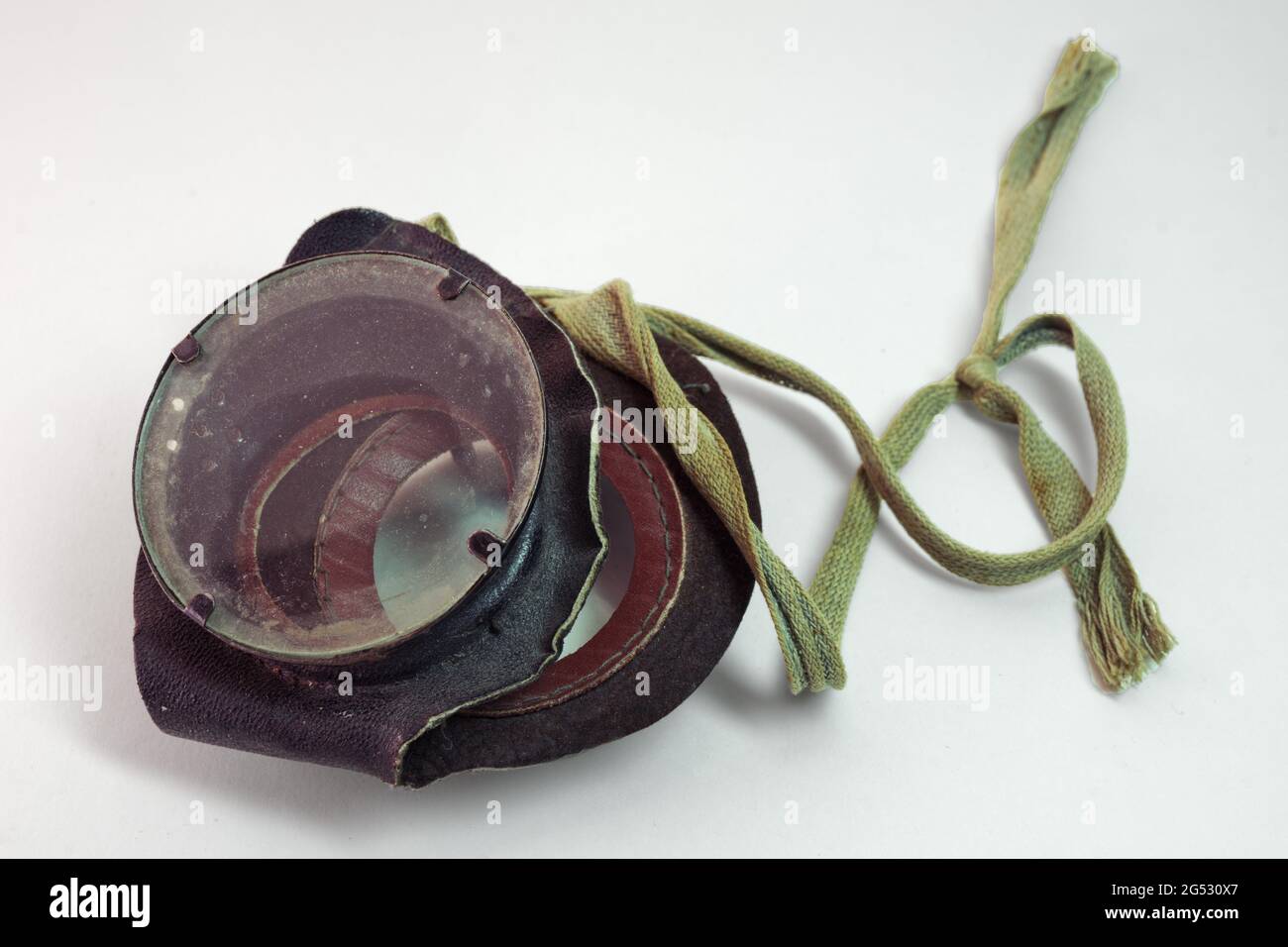 lunettes de sécurité en cuir steampunk vintage avec cordes pour attacher à l'arrière de la tête. avec passe-cheveux Banque D'Images