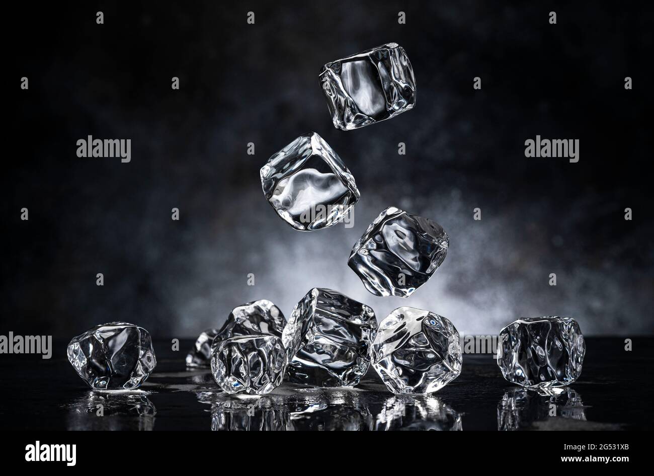 Des cubes de glace sur fond noir Banque D'Images