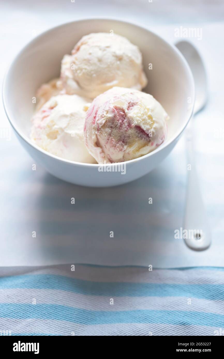 Glaces blanches à la pêche et à la framboise Banque D'Images