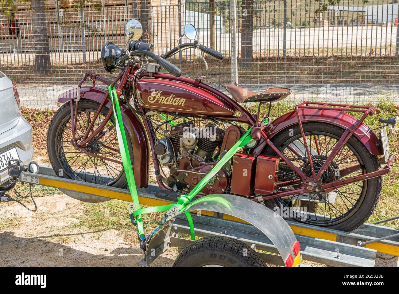VILLIERSDORP, AFRIQUE DU SUD - 12 AVRIL 2021 : une moto scoute rouge d'époque sur une remorque Banque D'Images