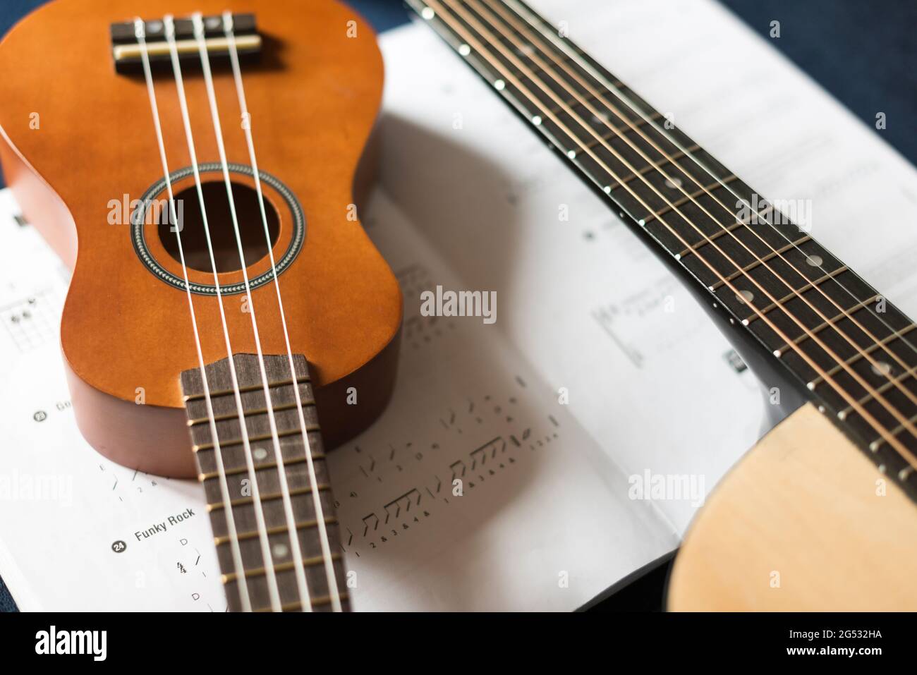 Ukulele , guitare et partitions-gros plan Photo Stock - Alamy