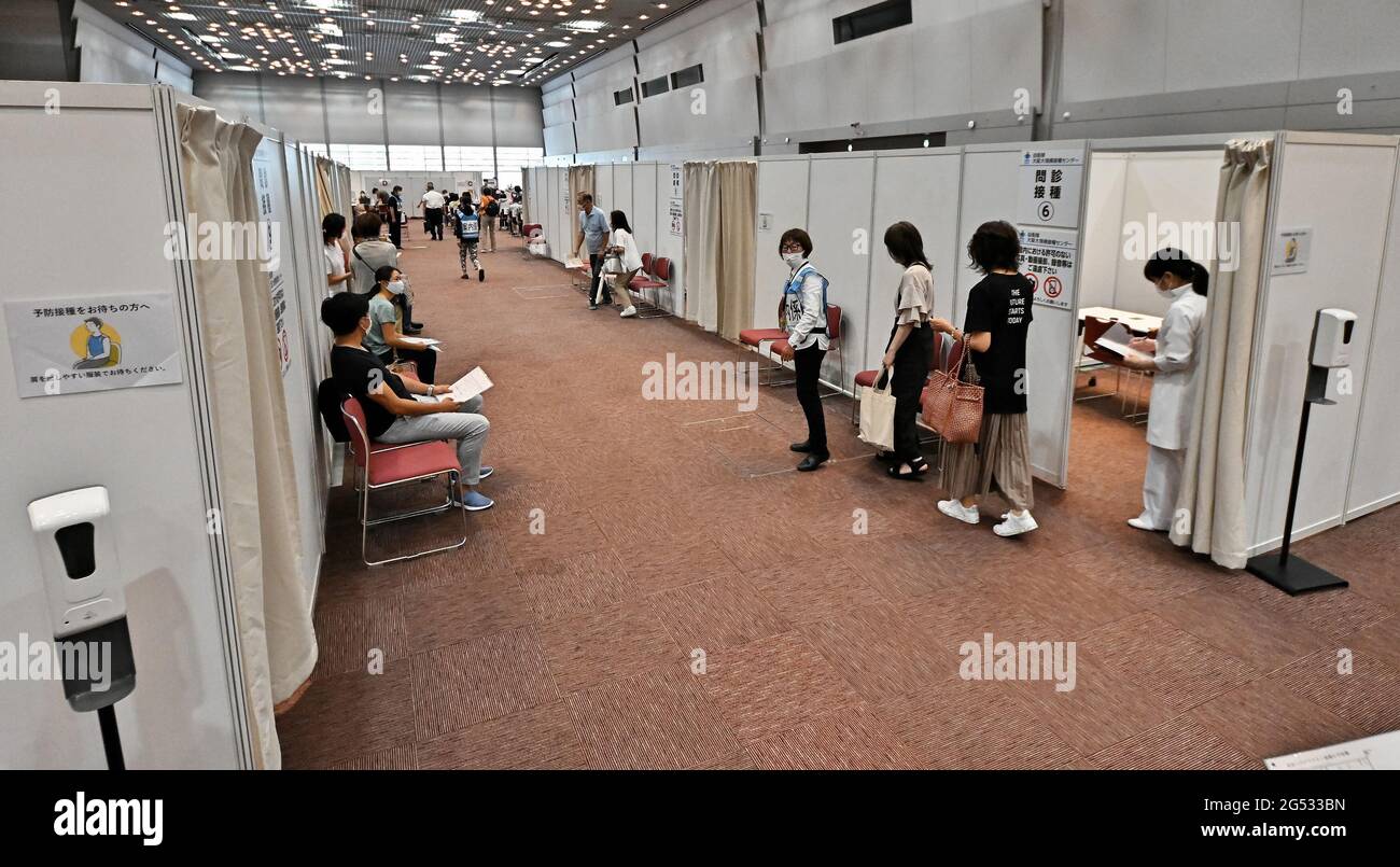 Osaka, Japon. 25 juin 2021. Les travailleurs médicaux administrent le vaccin COVID-19 dans les centres de vaccination à grande échelle COVID-19 des Forces d'autodéfense du Japon, à Osaka, au Japon, le vendredi 25 juin 2021. Le ministère japonais de la Défense a augmenté les vaccinations dans les centres de vaccination à grande échelle de Tokyo et Osaka, mais le gouvernement japonais suspend les demandes de campagnes de vaccination d'entreprise. Photo par Keizo Mori/UPI crédit: UPI/Alay Live News Banque D'Images