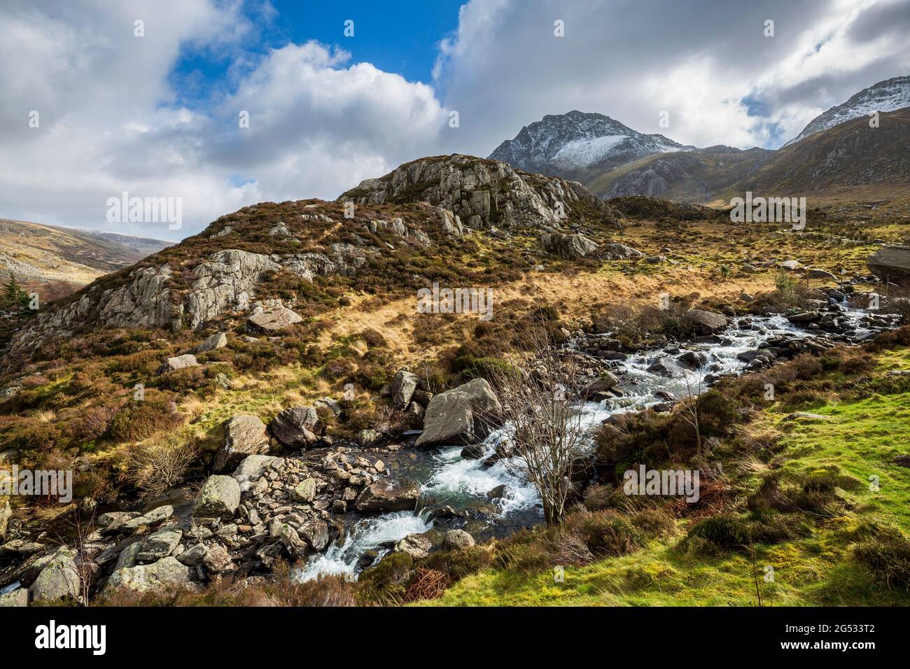 Un ruisseau qui coule de Llyn Idwal avec la montagne Tryfan en arrière-plan, parc national de Snowdonia, au nord du pays de Galles Banque D'Images