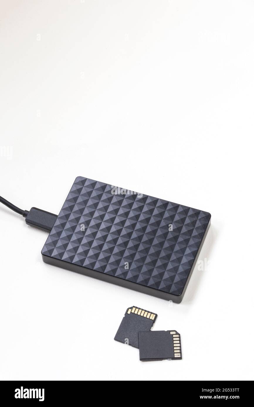 Périphérique de stockage disque dur externe noir et cartes sd isolées sur fond blanc, concept de stockage d'ordinateur et d'ordinateur portable Banque D'Images
