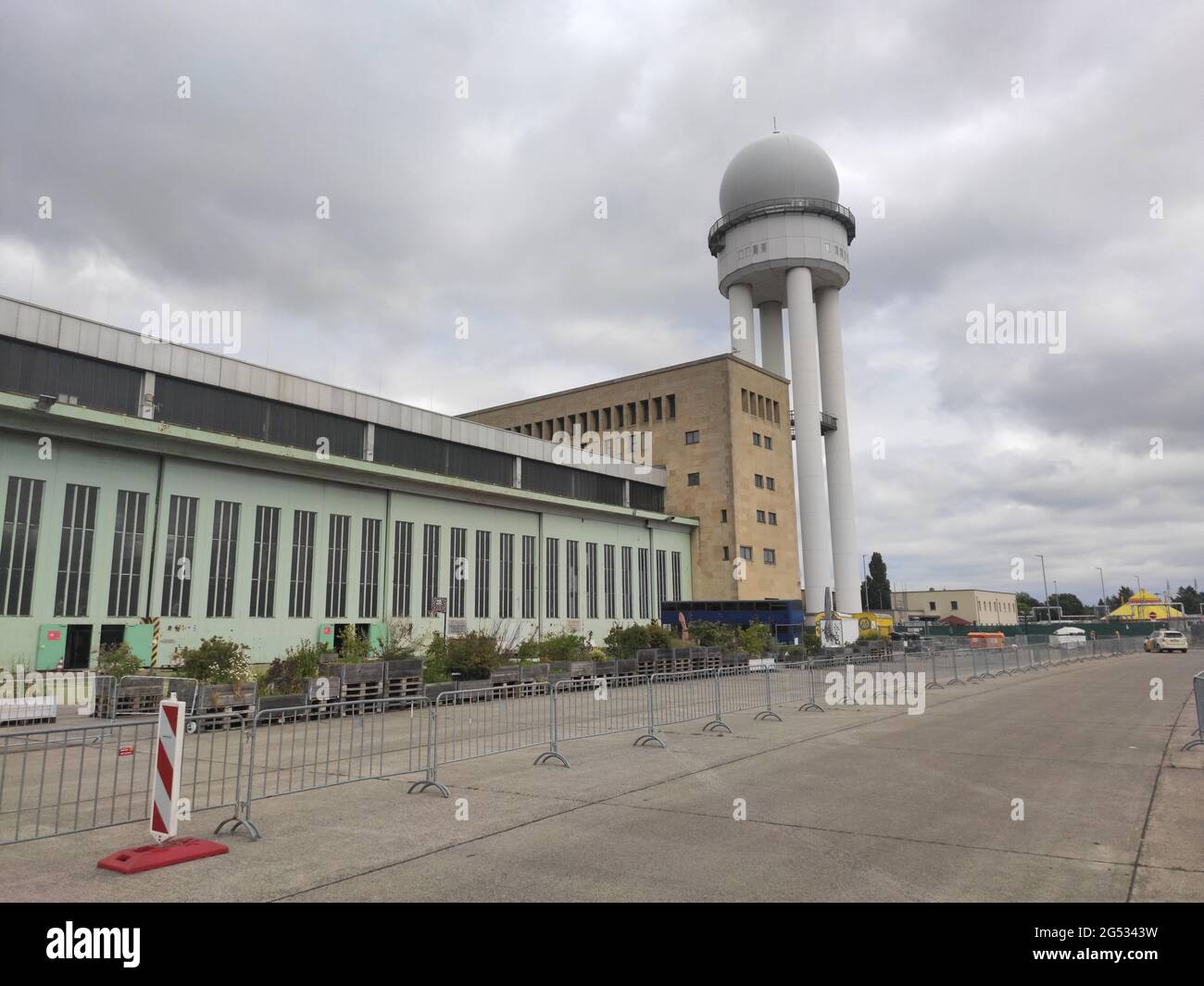 L'aéroport de Tempelhof à Berlin en 2021, érigé pour la première fois dans les années 1930, maintenant redondant. Banque D'Images