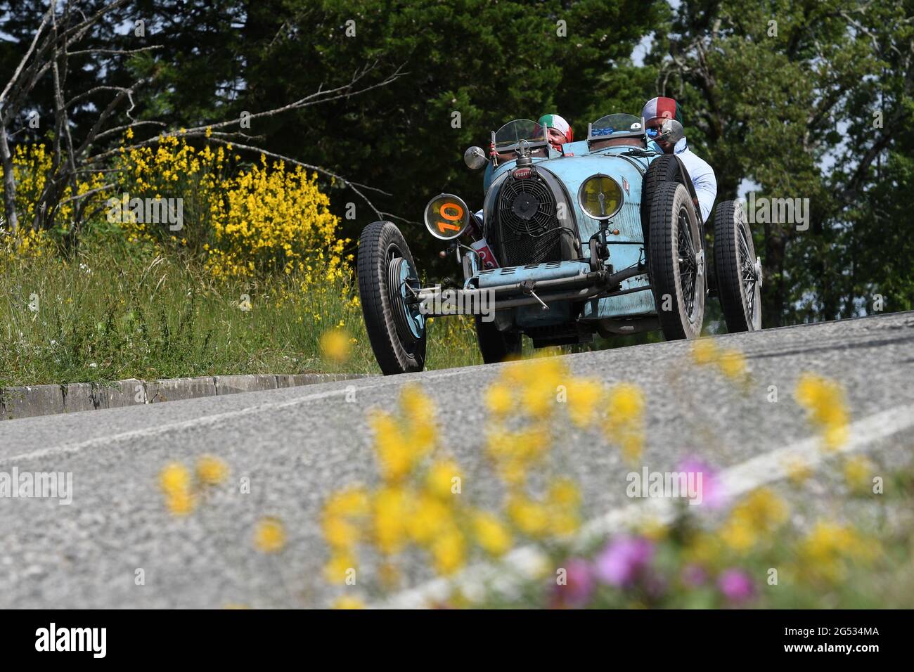 Panzano in Chianti, Italie 18 juin 2021: Unknown conduit un Bugatti T35 1925 lors de l'événement public de la parade historique mille Miglia 2021. Italie Banque D'Images