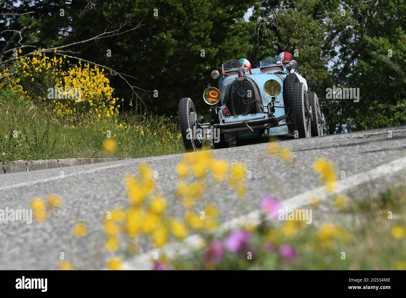 Panzano in Chianti, Italie 18 juin 2021: Unknown conduit un Bugatti T35 1925 lors de l'événement public de la parade historique mille Miglia 2021. Italie Banque D'Images