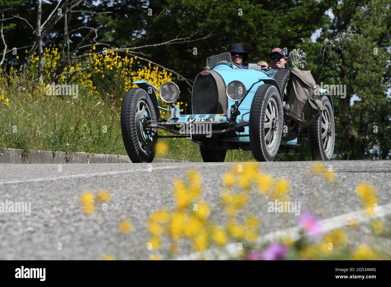 Panzano in Chianti, Italie 18 juin 2021: Unknown conduit un Bugatti T35 1925 lors de l'événement public de la parade historique mille Miglia 2021. Italie Banque D'Images