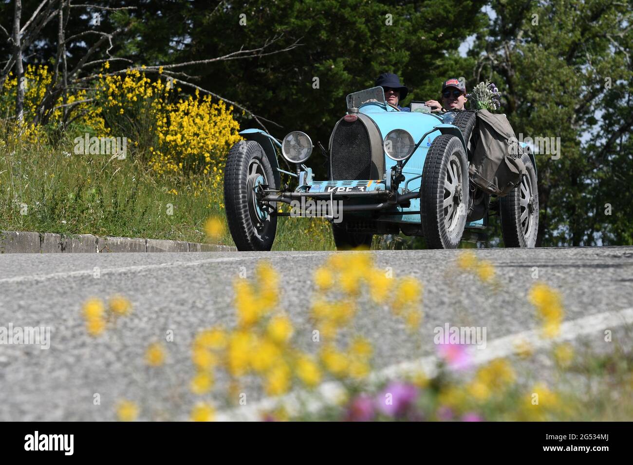 Panzano in Chianti, Italie 18 juin 2021: Unknown conduit un Bugatti T35 1925 lors de l'événement public de la parade historique mille Miglia 2021. Italie Banque D'Images
