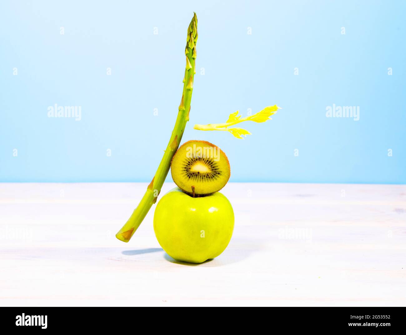 Fruits et légumes verts frais sur la table. Alimentation flottante d'équilibre. Alimentation alcaline saine. Équilibre. Copier l'espace Banque D'Images
