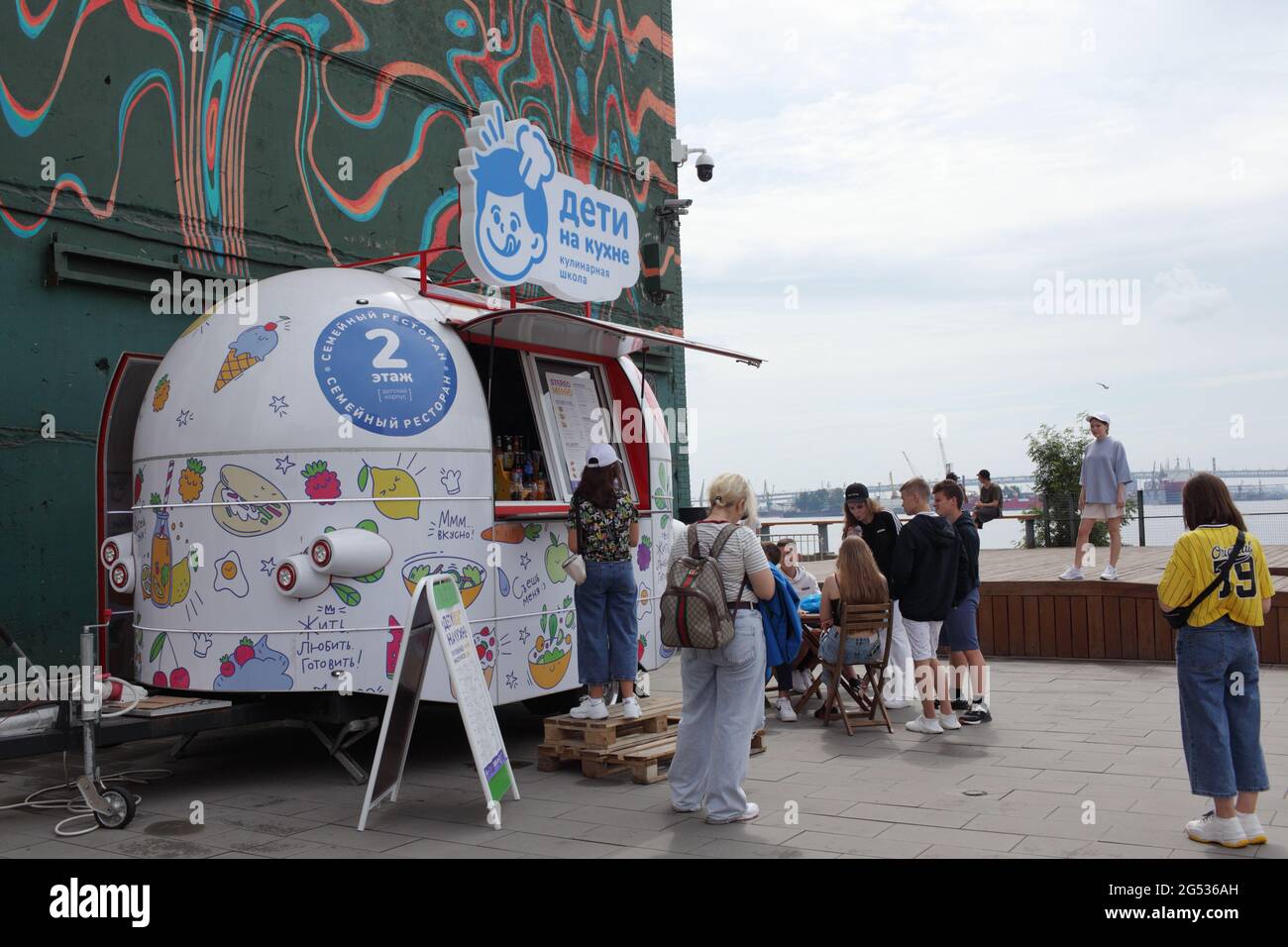 Repas pour enfants dans l'espace culturel, d'affaires et de divertissement Port de Sevkabel au bord de l'île de Vasilievsky à Saint-Pétersbourg, en Russie Banque D'Images