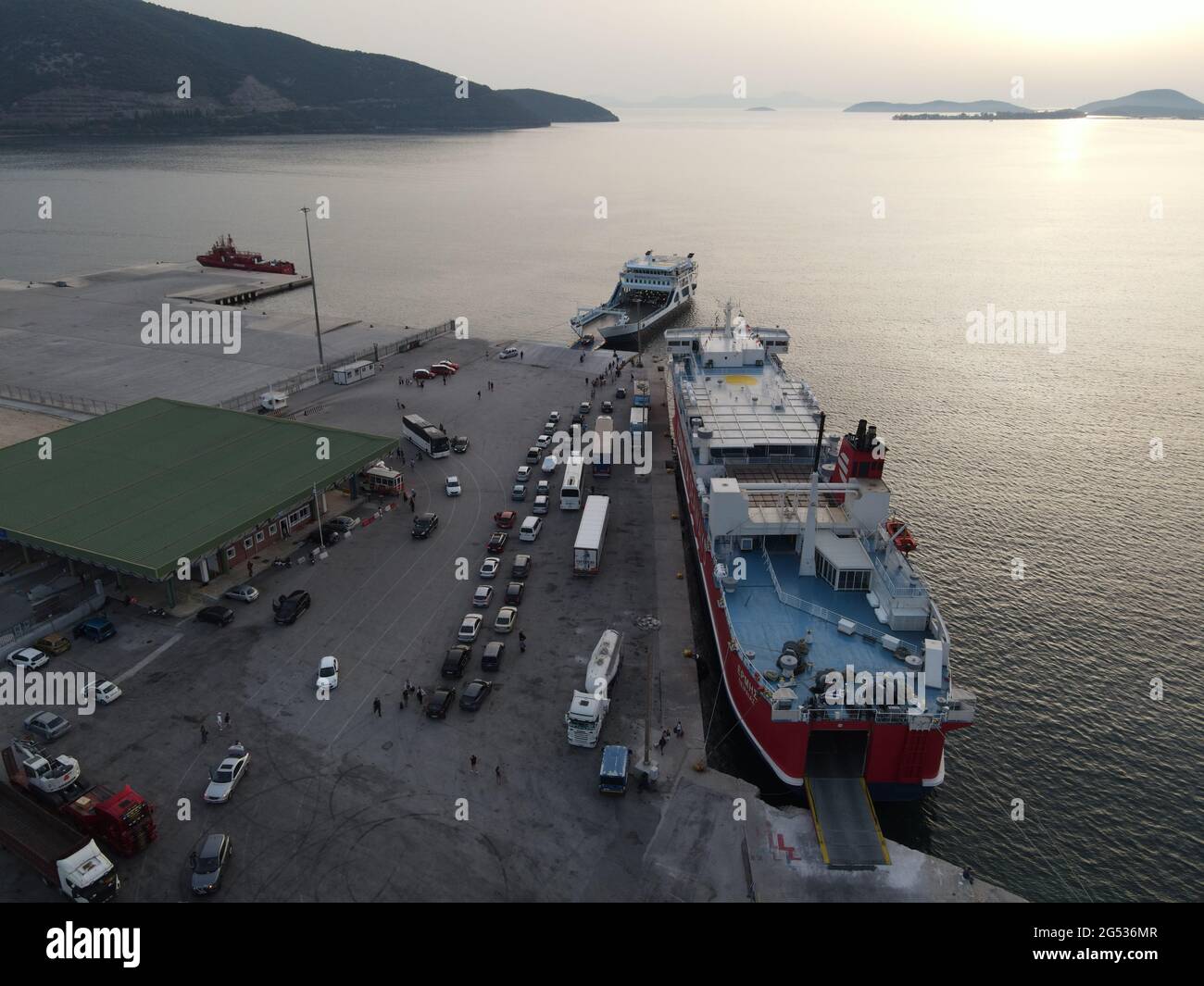 Vue aérienne voitures camions attendant d'être chargés dans des navires de ferry à quai dans le port de la ville d'igoumenitsa pour voyager dans l'île de corfou en grèce Banque D'Images