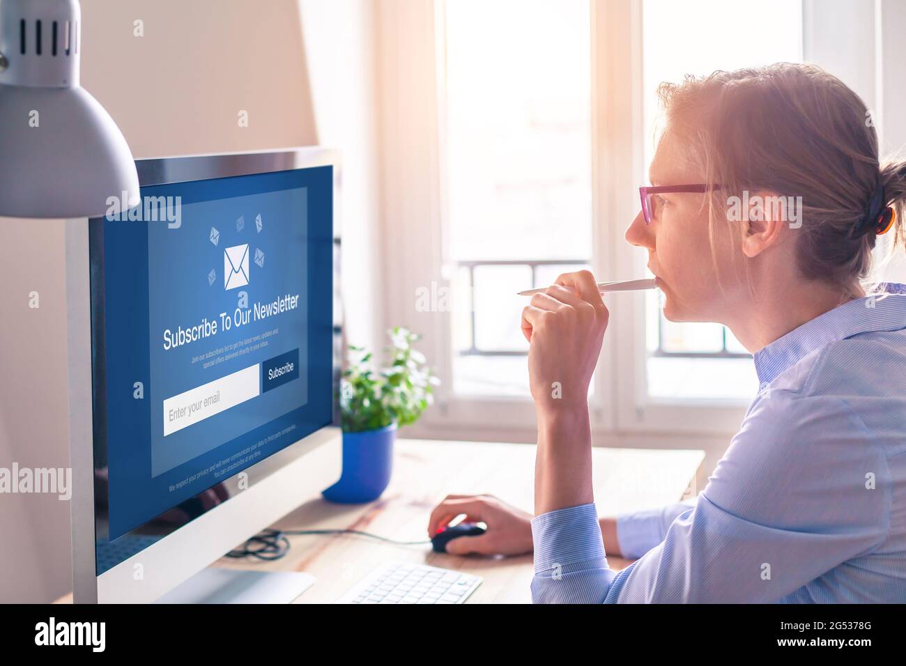 Formulaire d'abonnement à la newsletter sur le site Web de commerce électronique. Marketing en ligne avec abonnement par e-mail pour recevoir des offres, des remises et des incitations exsaisissables. Creusez Banque D'Images
