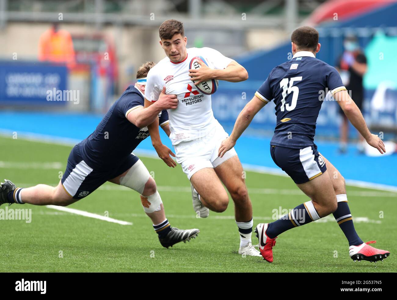 Le centre d'Orlando Bailey en Angleterre est attaqué par Patrick Harrison en Écosse (à gauche) lors du match des six Nations des moins de 20 ans au Cardiff Arms Park, à Cardiff. Date de la photo: Vendredi 25 juin 2021. Banque D'Images