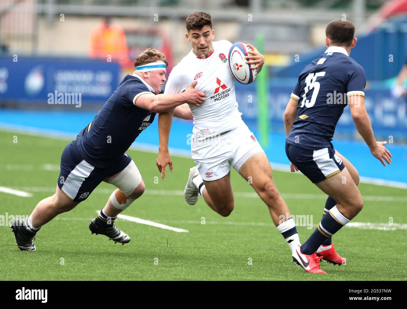 Le centre d'Orlando Bailey en Angleterre est attaqué par Patrick Harrison en Écosse (à gauche) lors du match des six Nations des moins de 20 ans au Cardiff Arms Park, à Cardiff. Date de la photo: Vendredi 25 juin 2021. Banque D'Images