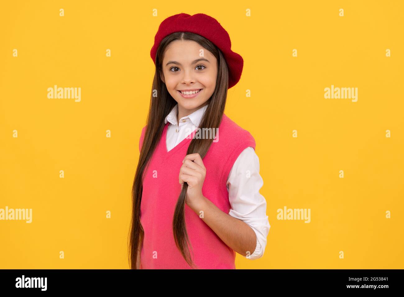 mode élégant et décontracté. happy french teen girl sur fond jaune. Banque D'Images