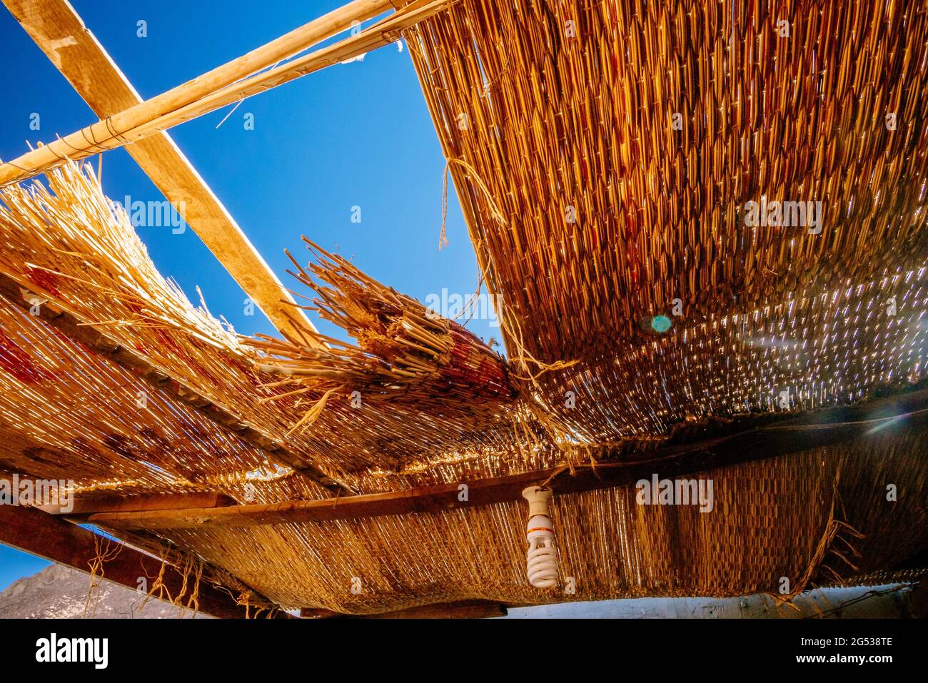 Le trou dans le toit de paille et la vue du ciel bleu en Egypte Banque D'Images