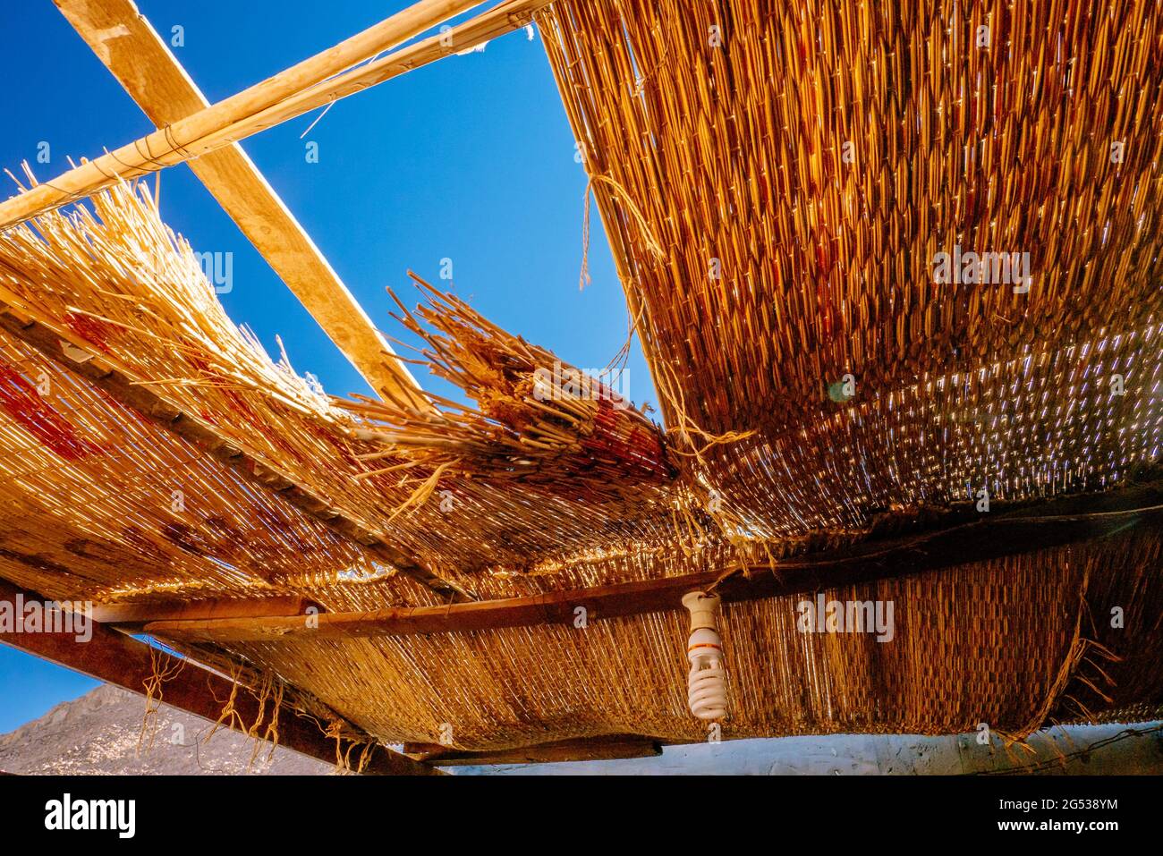 Le trou dans le toit de paille et la vue du ciel bleu sur l'arrêt touristique Banque D'Images