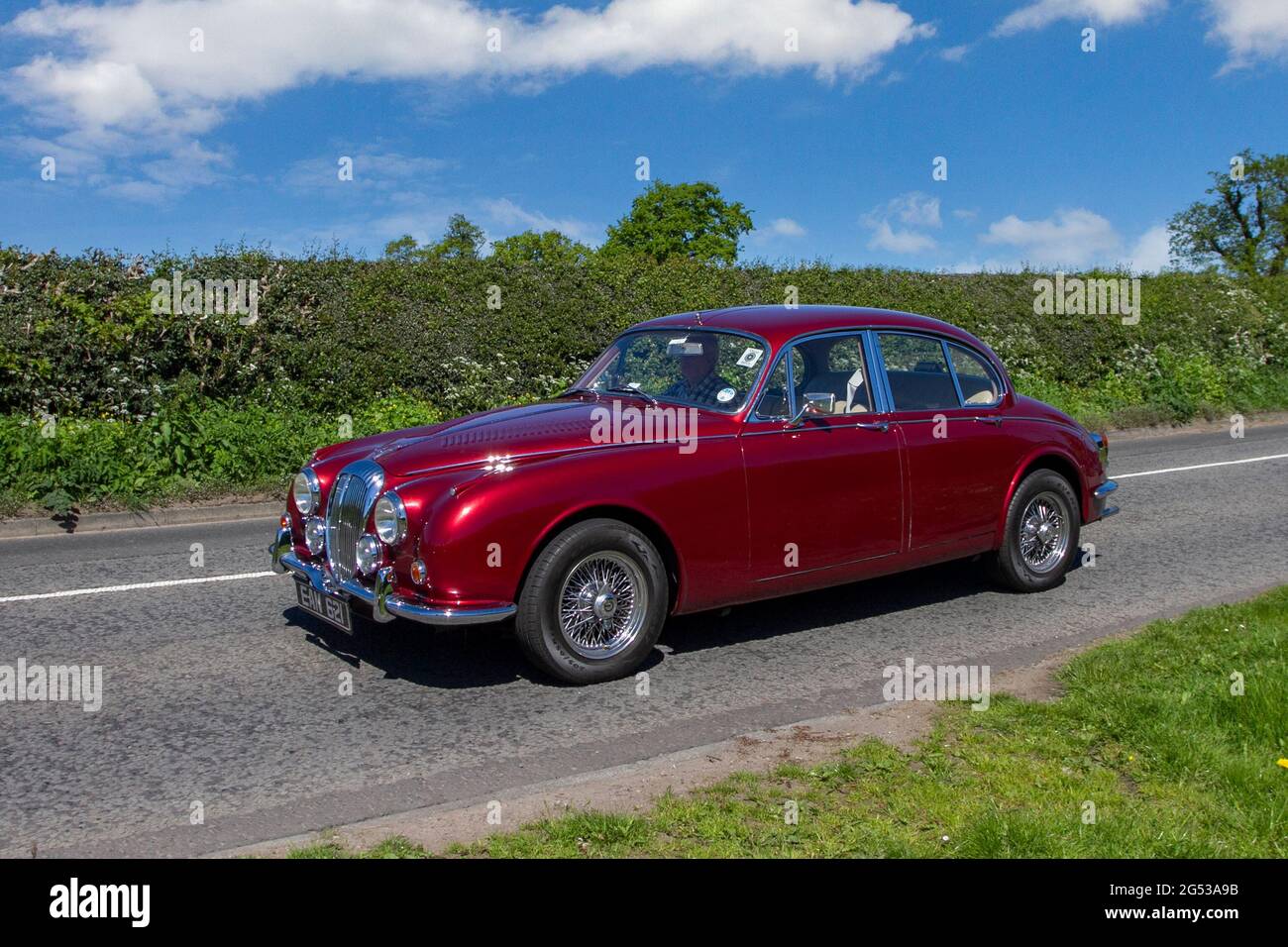 Berline essence de luxe 4dr 1968 2548 cc SRAON 2.4 litres DACT en ligne six en route vers le spectacle automobile Capesthorne Hall Classic May, Cheshire, Royaume-Uni Banque D'Images