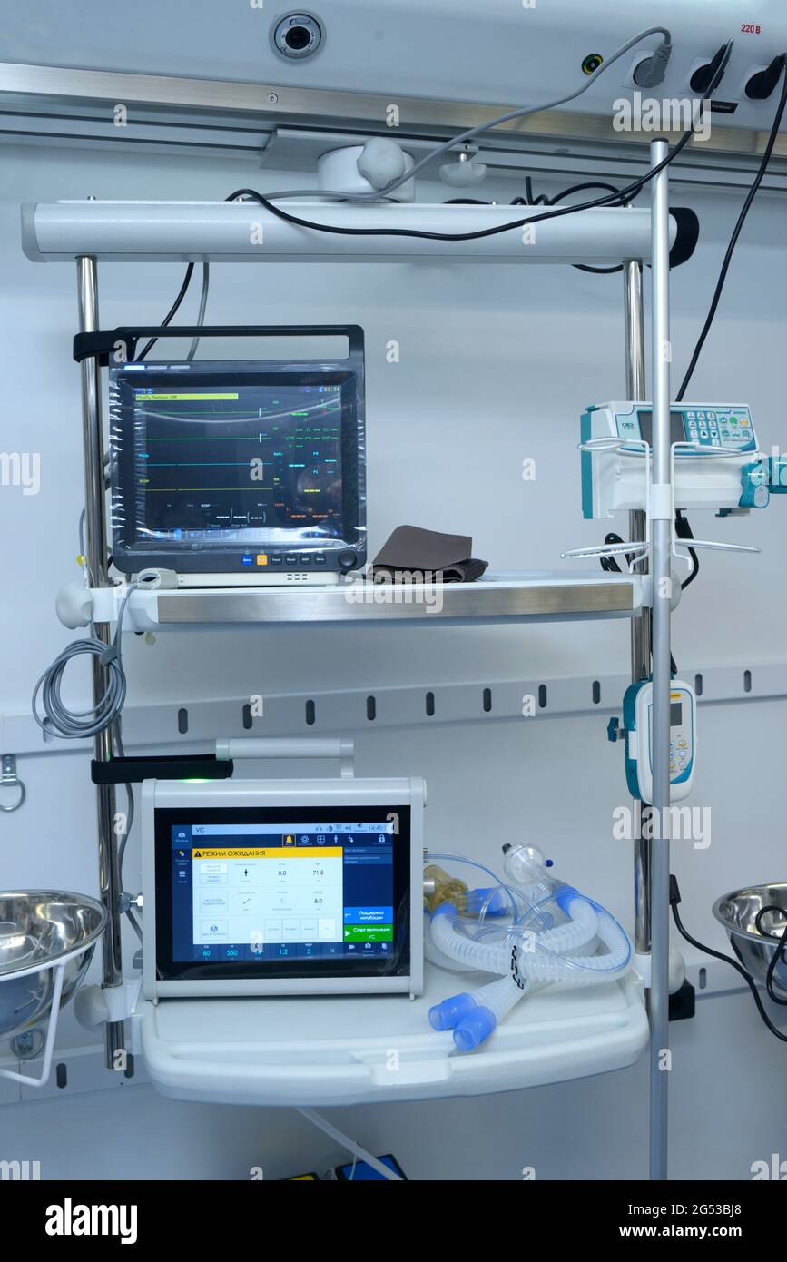 Console avec ventilateur médical dans un hôpital militaire mobile. Banque D'Images