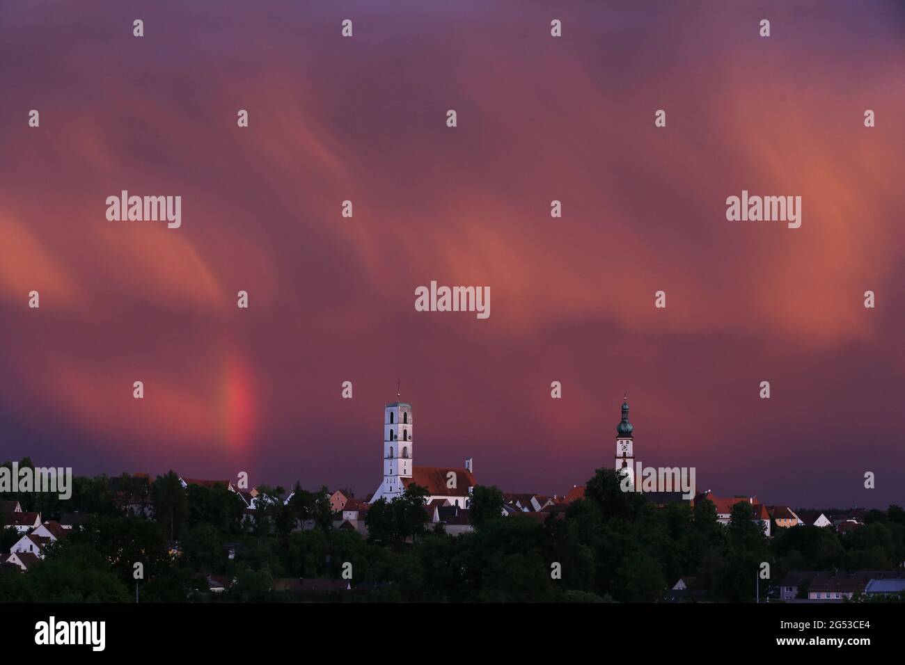 Gewitterwolken verzaubern mit spektakulären Farben den Abendhimmel über der Stadt Sulzbach-Rosenberg und eröffnen ganz neue Perspektiven der silhoutte Banque D'Images