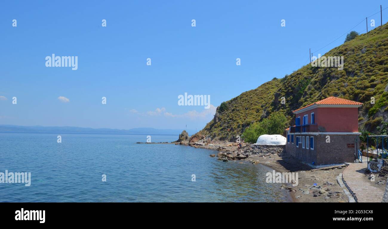 Efthalou plage près de molyvos sur l'île de lesvos avec côte turkiish visible à quelques kilomètres au loin. Banque D'Images