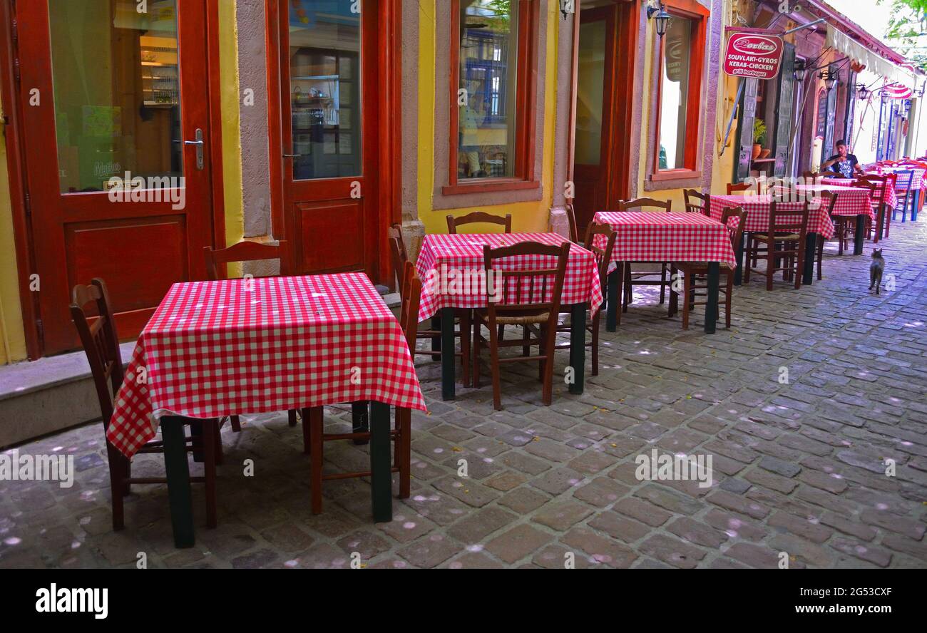Les tables à l'extérieur du restaurant sont toutes vides Petra, Lesvos, Grèce. Banque D'Images