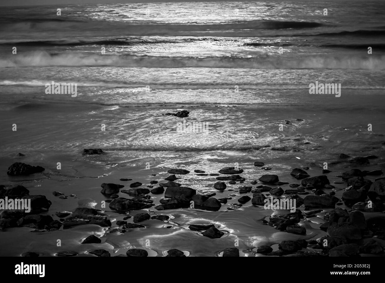 Magnifique paysage marin avec un reflet des lumières de lune de nuit en noir et blanc Banque D'Images