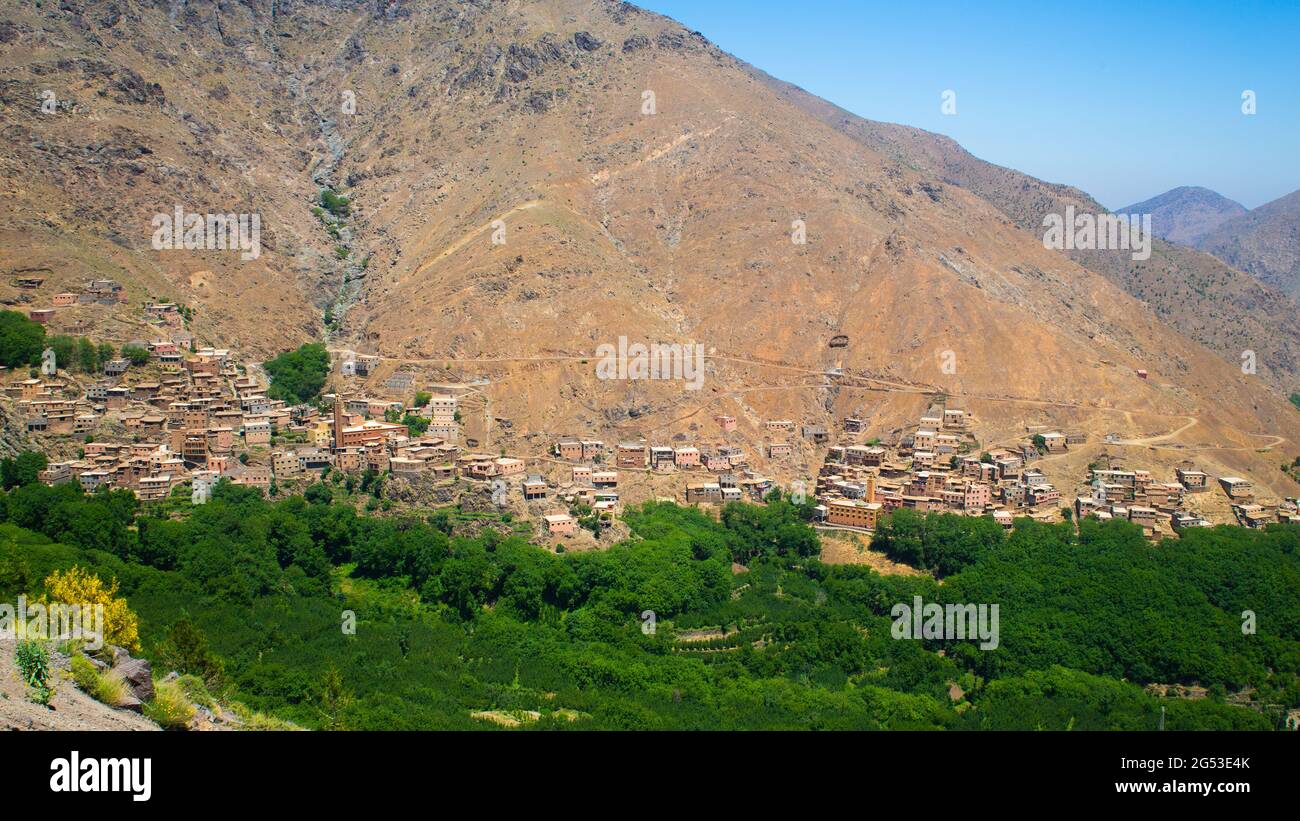 Village de l'ARMD au milieu des montagnes de l'atlas au Maroc Banque D'Images