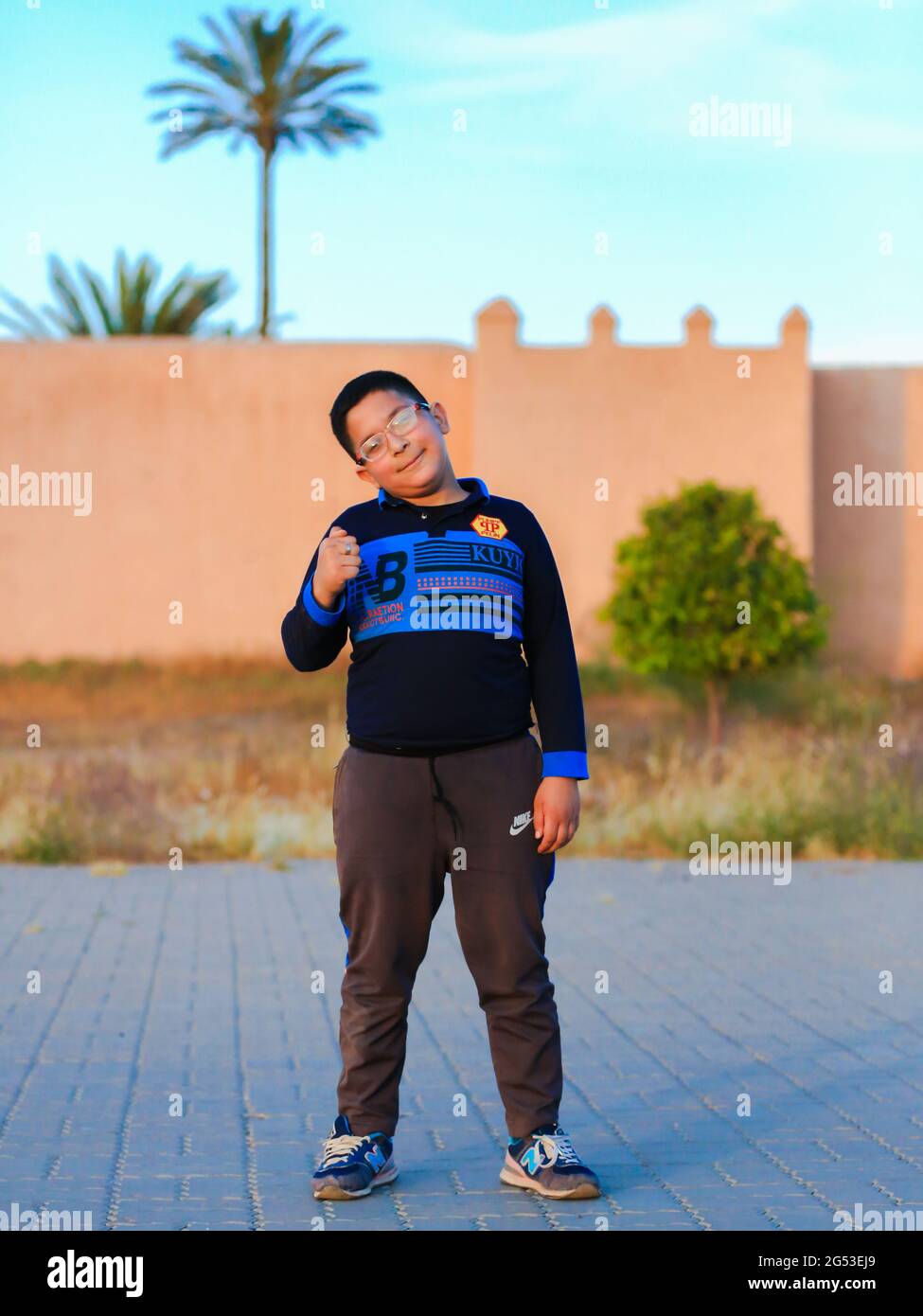 Marrakech, Maroc - 03 MAI 2021 : jeune garçon marocain posant dans la ville de Marrakech Banque D'Images