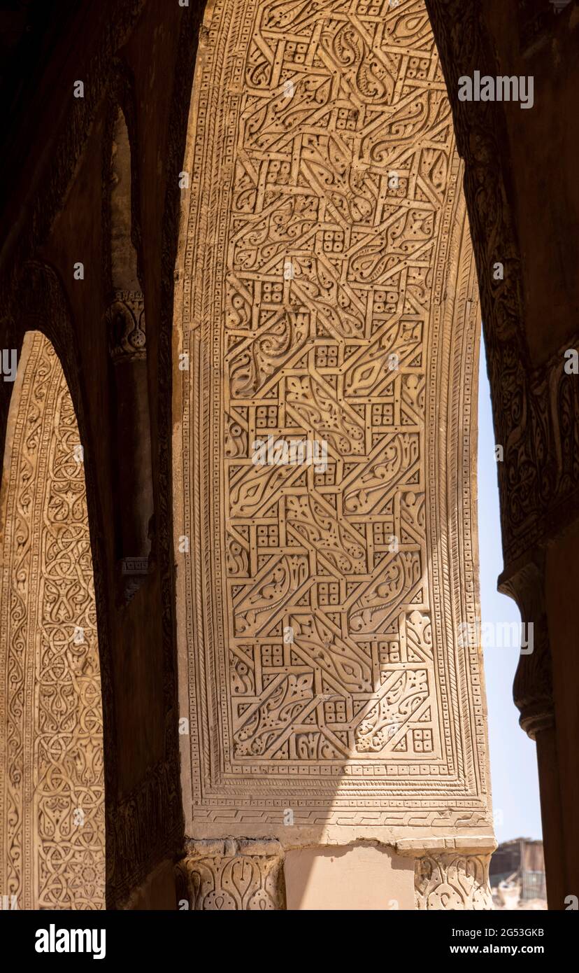 Stuc décoration des arches dans la mosquée d'Ibn Tulun, le Caire, Egypte. Banque D'Images