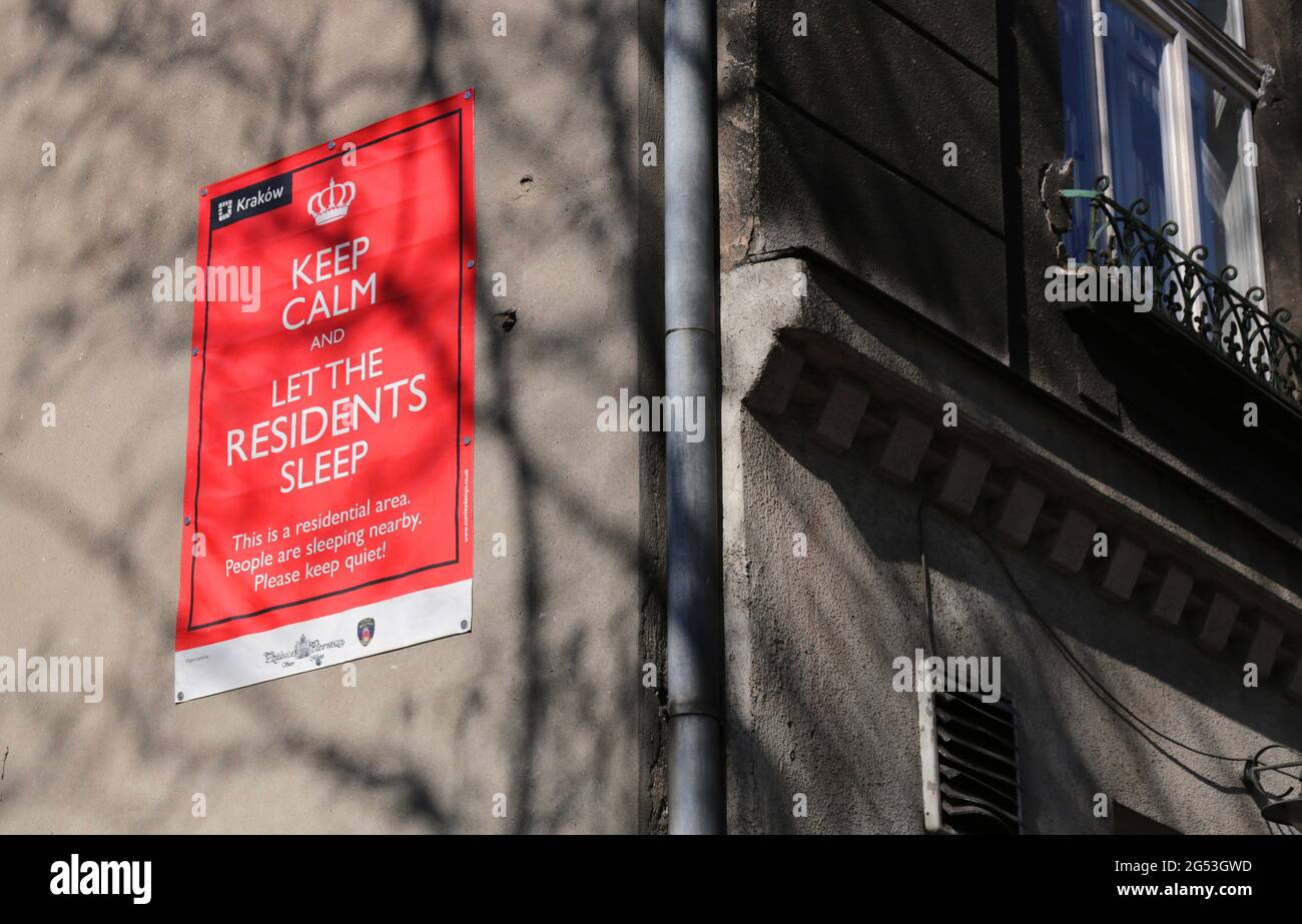 Cracovie. Cracovie. Pologne. Affiche anti-bruit à Kazimierz. 'Restez calme et laissez les résidents dormir'. Banque D'Images