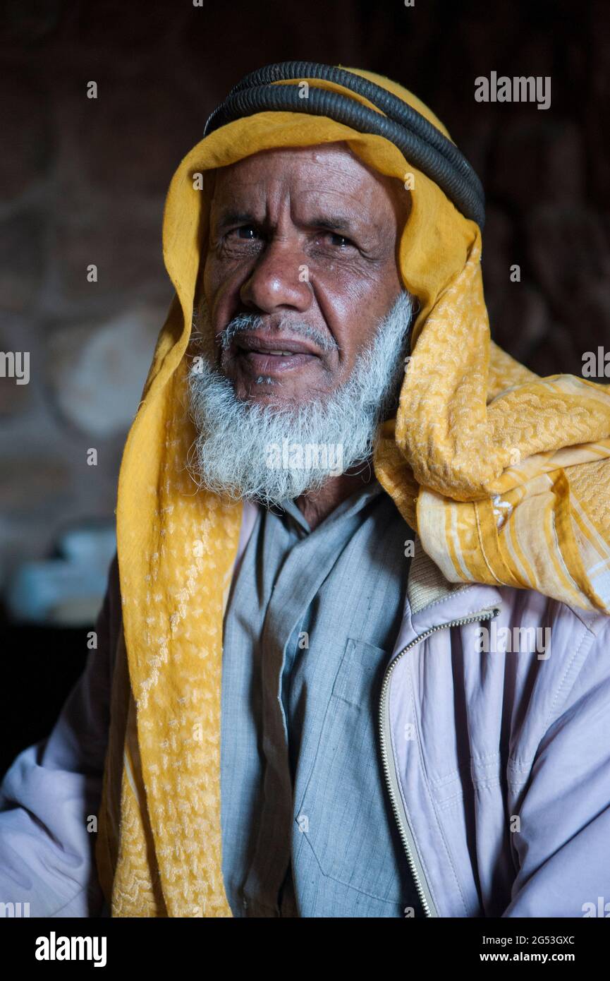 EGYPTE, SINAÏ: Le docteur Ahmed Mansour vit comme un ermite à Wadi it'lah, entouré de jardins et de montagnes. La ville de Sainte Catherine se trouve à 1600m abo Banque D'Images