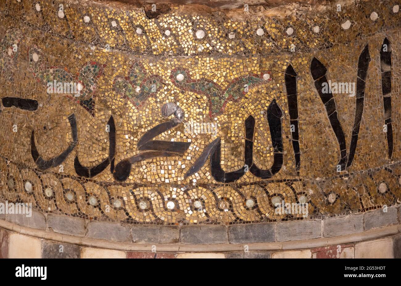 Détail de la profession de foi dans la décoration en mosaïque de Mamluk dans le mihrab de la mosquée Ibn Tulun Banque D'Images
