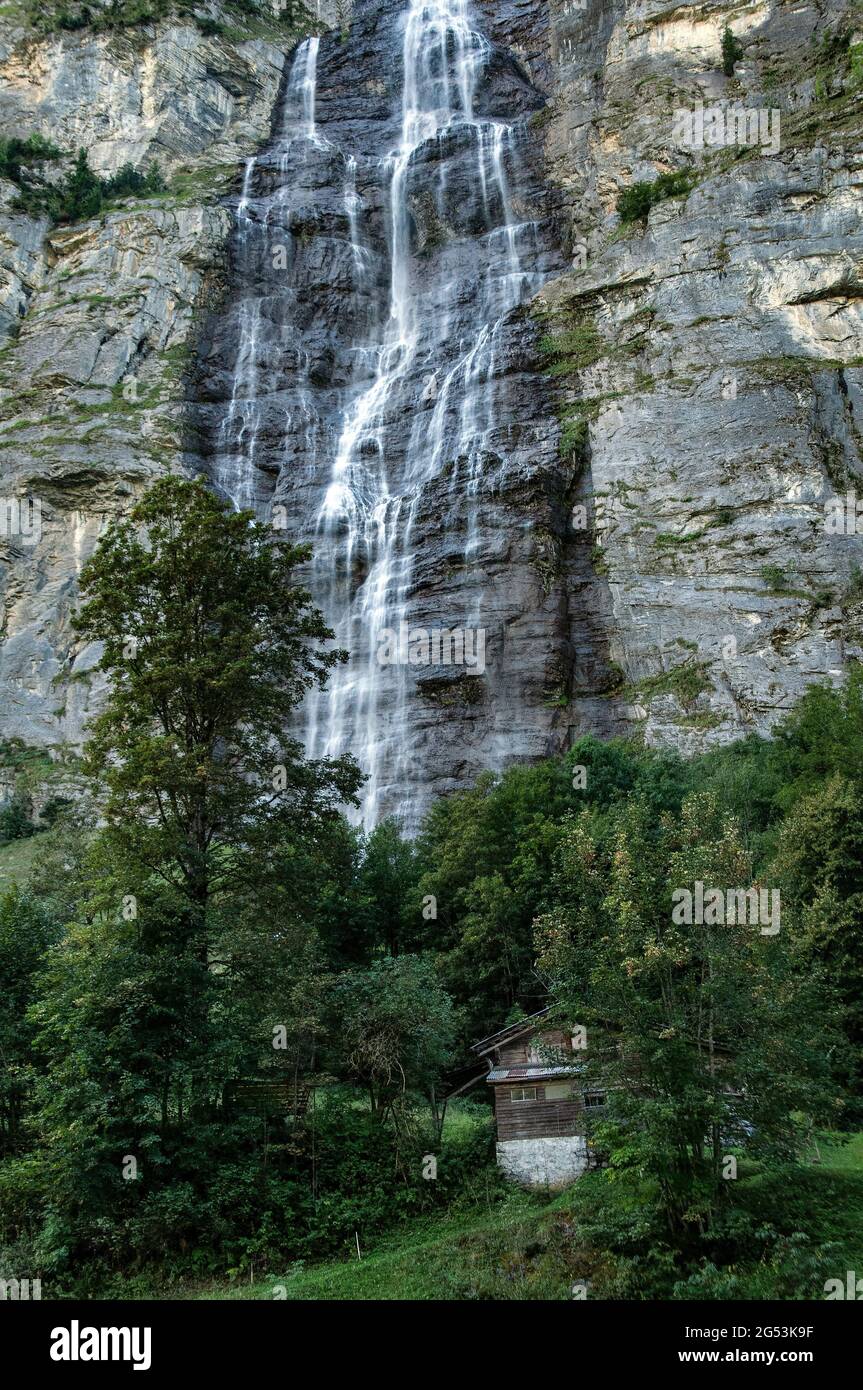 Cascade alimentée par les glaciers, près de Murren, en Suisse Banque D'Images