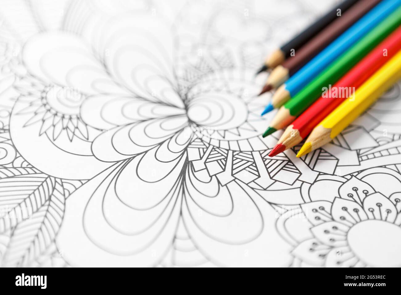 Livre de coloriage pour adultes et crayons de couleur sur la table Banque D'Images