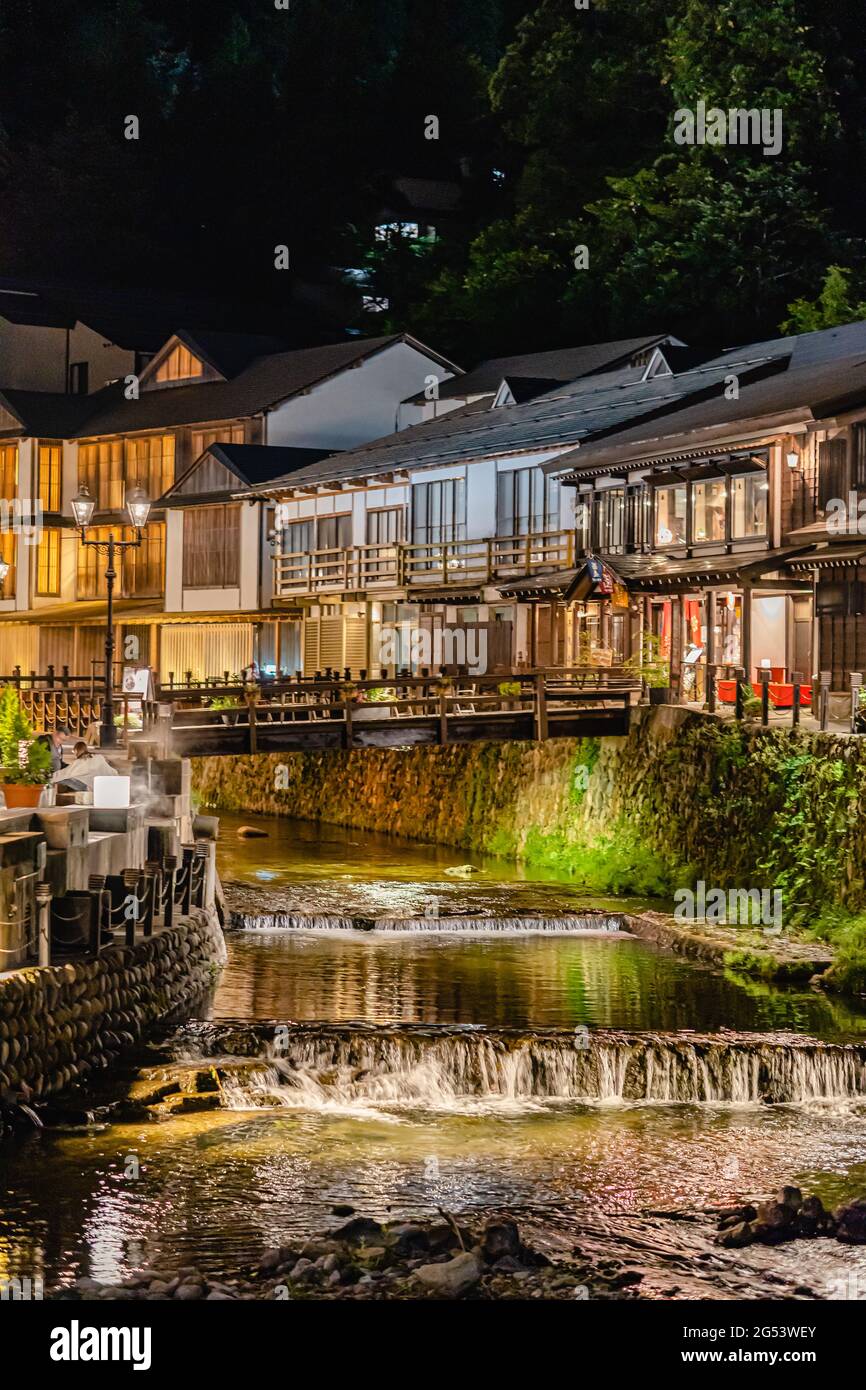 La célèbre rue Ginzan Onsen s'allume la nuit, ville de source chaude nichée dans les montagnes de Yamagata Banque D'Images