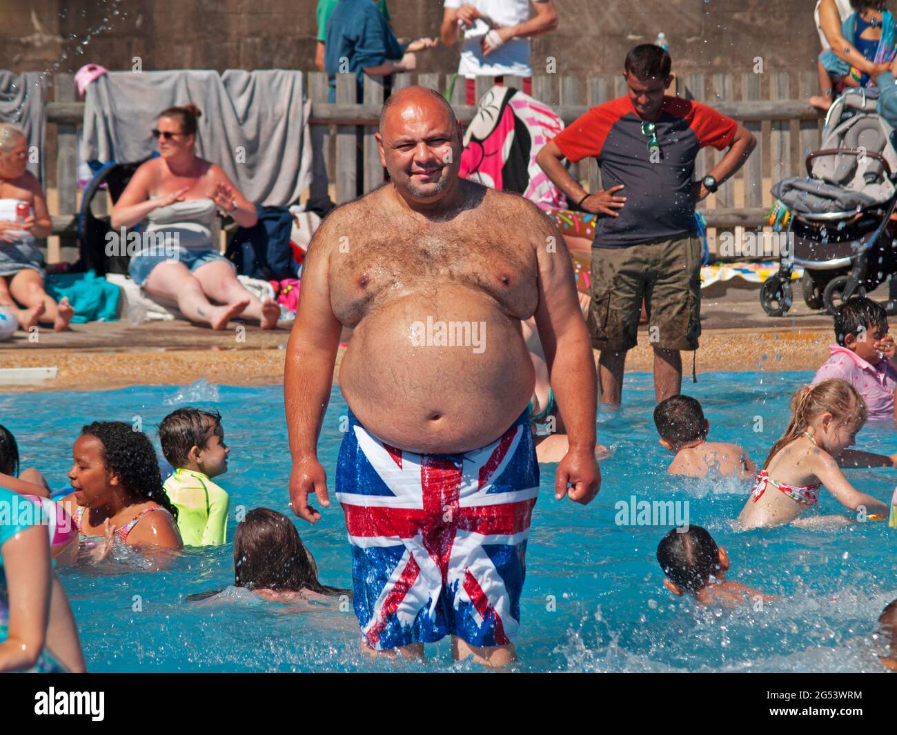 Homme obèse à la piscine Banque de photographies et d’images à haute