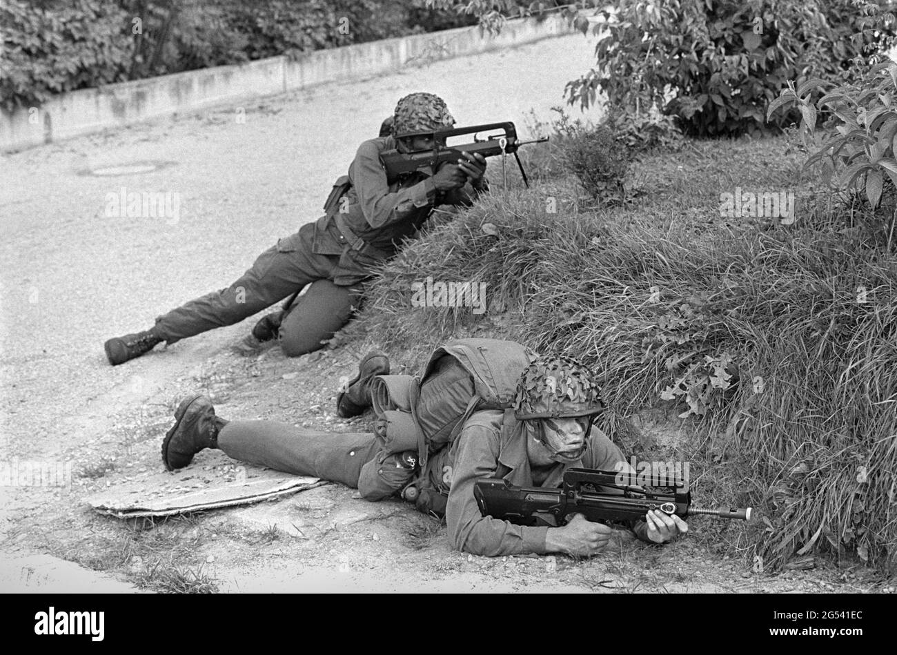 - exercice militaire bilatéral franco-allemand en Bavière, parachutistes français, septembre 1987 - Esercitazione militare bilatérale franco-tedesca à Baviera, paracadutisti francesi, Settembre 1987 Banque D'Images