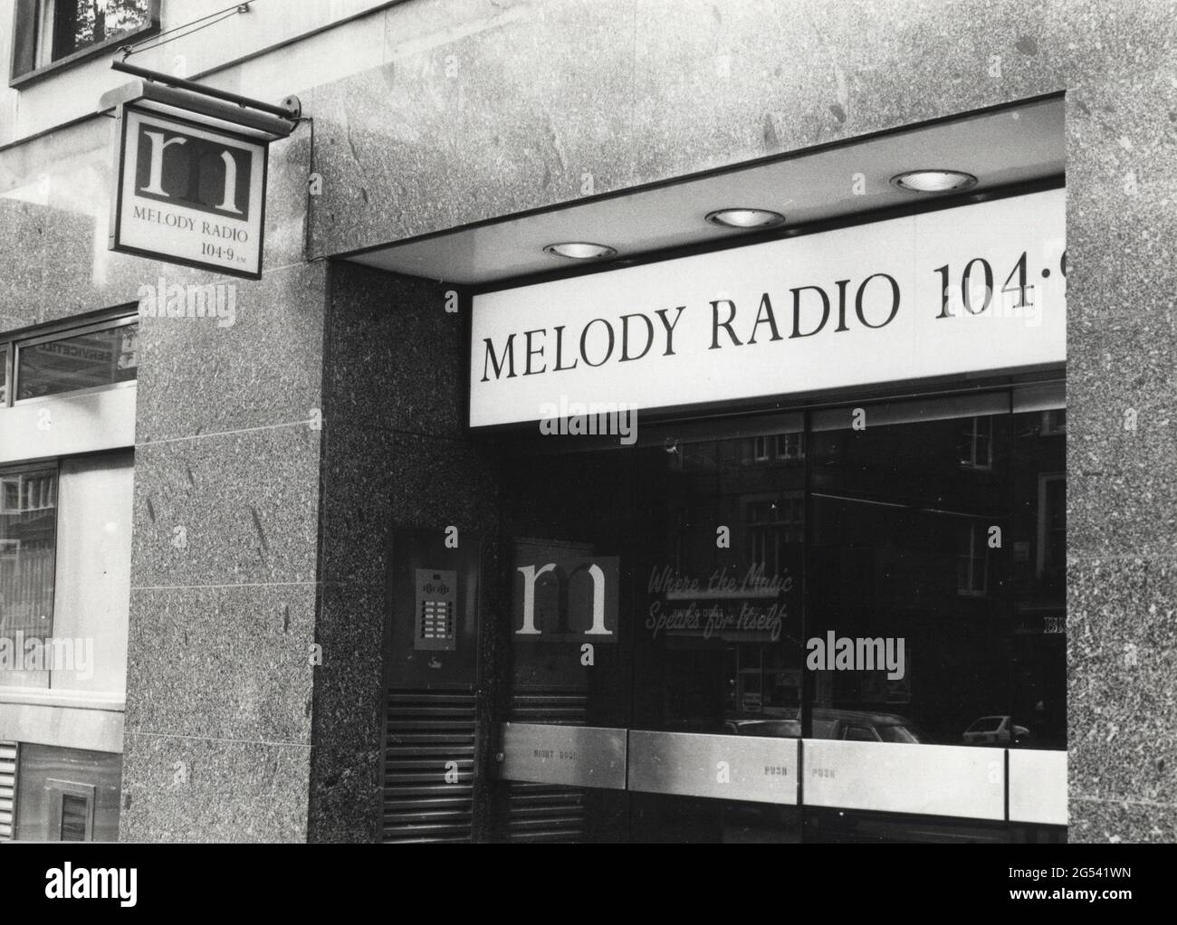 Siège social de Melody radio à Brompton Road, Londres, Angleterre, le 27  juin 1991 Photo Stock - Alamy