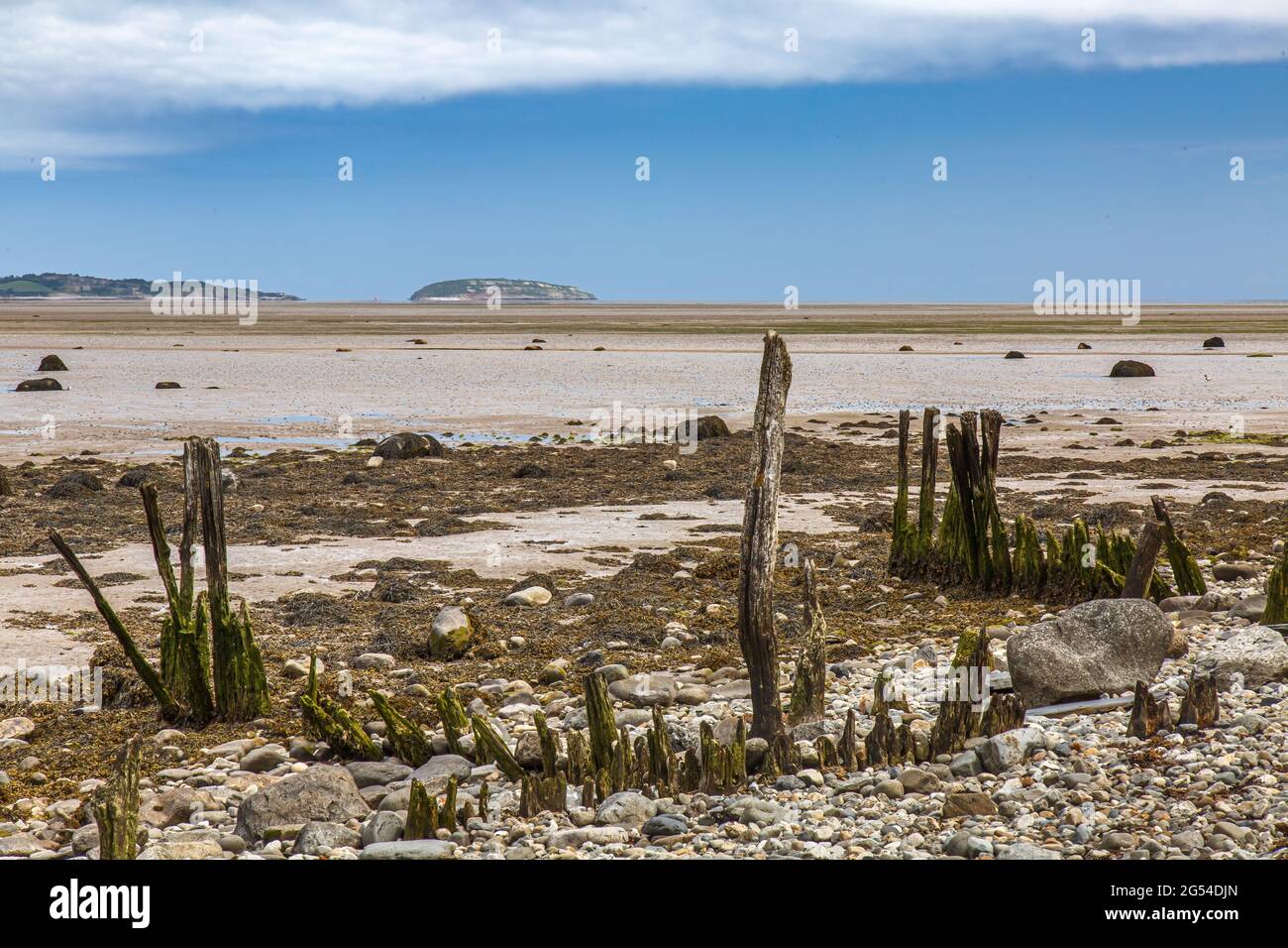 Vue sur le détroit de Menai d'Anglesey et l'île de Puffin depuis le Wales Coastal Path, Llanfairfechan, pays de Galles Banque D'Images