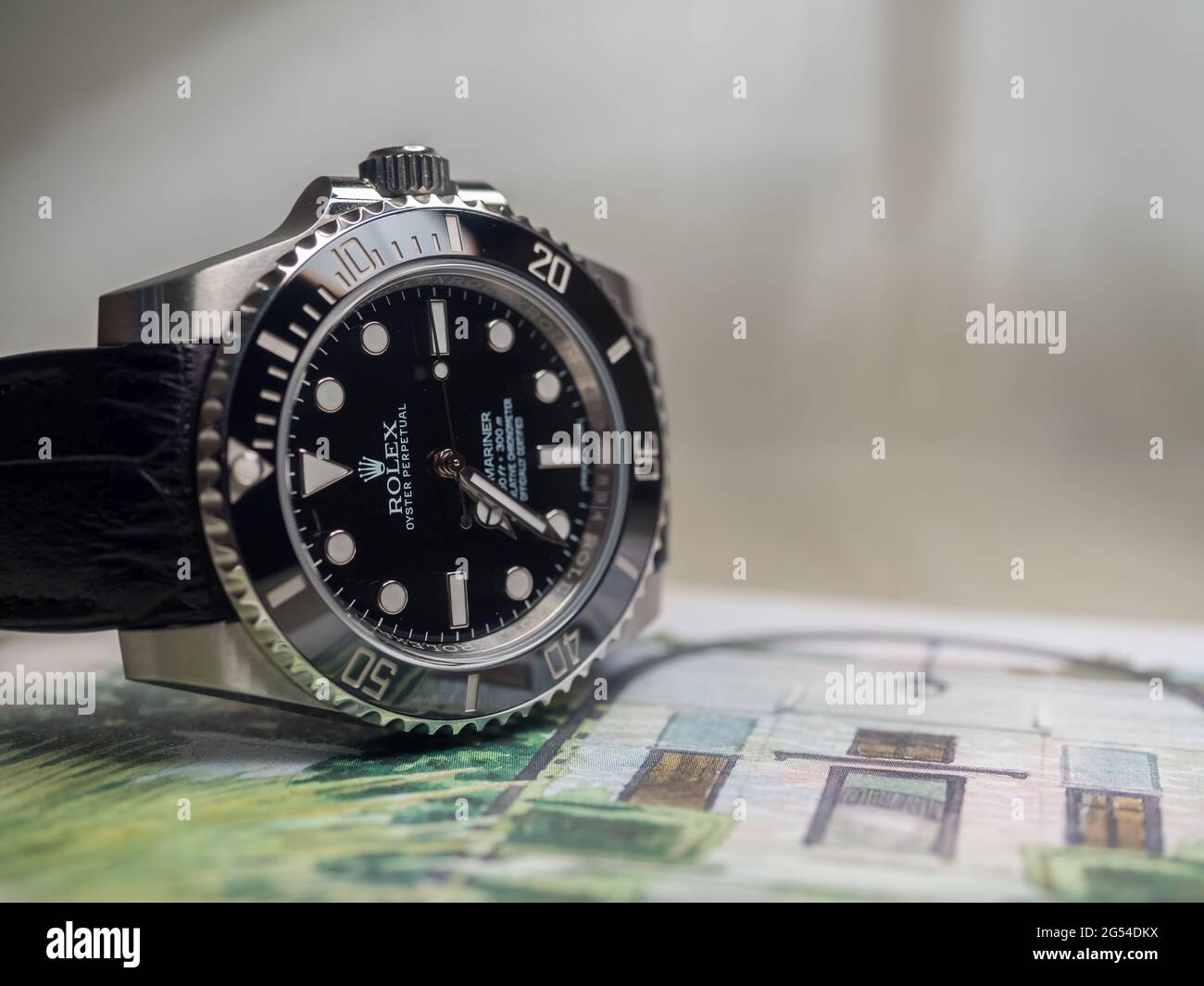 BANGKOK - 2 SEPTEMBRE : Rolex sous-mariner aucun modèle de date avec bracelet en cuir d'alligator posé sur carte postale colorée a été pris à Bangkok, Thaïlande, le Septemb Banque D'Images