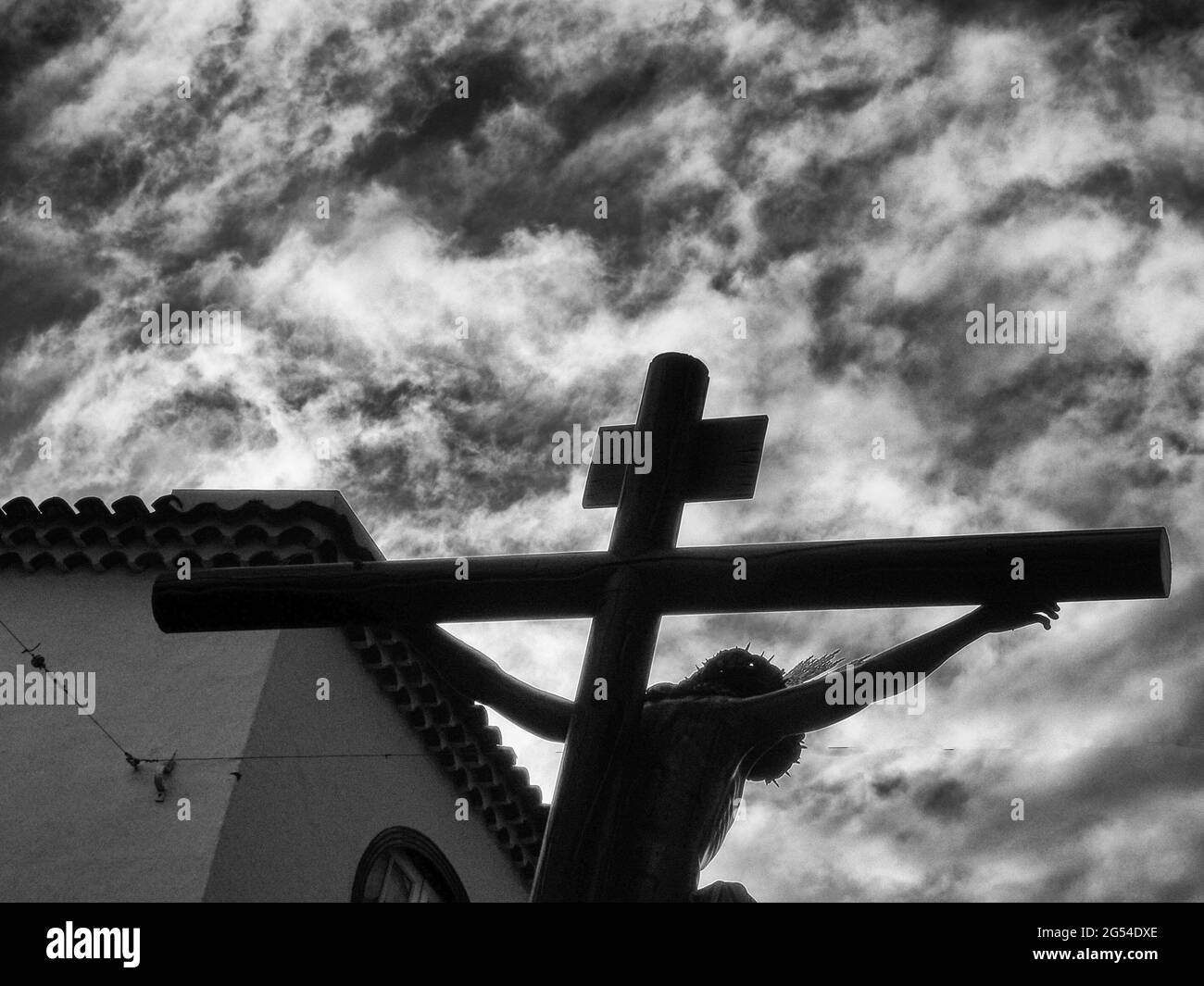 Moody monochrome du Christ sur la croix, semaine Sainte, Tenerife, Espagne Banque D'Images