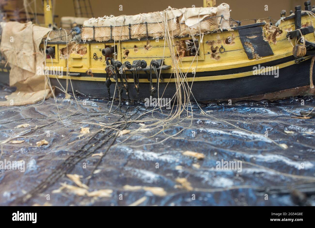 Badajoz, Espagne - 26 décembre 2017 : barque de la Marine royale avec équipage survivant s'éloignent du navire de guerre endommagé. Diorama construit par artiste inconnu Banque D'Images