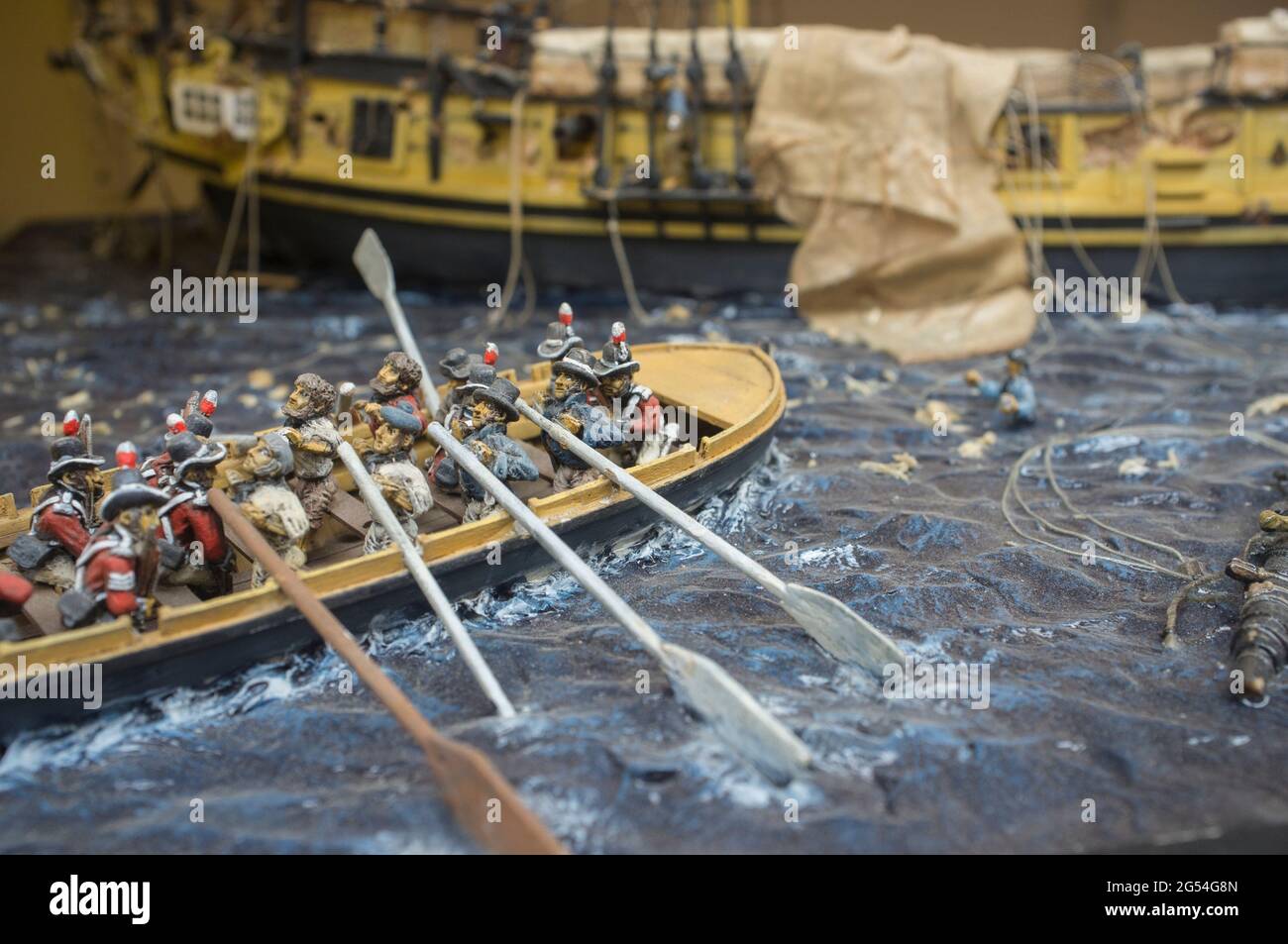 Badajoz, Espagne - 26 décembre 2017 : barque de la Marine royale avec équipage survivant s'éloignent du navire de guerre endommagé. Diorama construit par artiste inconnu Banque D'Images