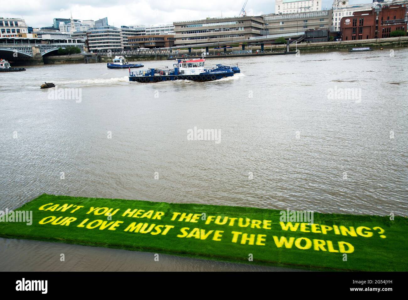 Tate Modern, Londres. 25 juillet 2021. Un message de Ben Okri aux gouvernements du monde a grandi sur un tapis de 16x4 mètres d'herbe vivante, ce fut commissione Banque D'Images
