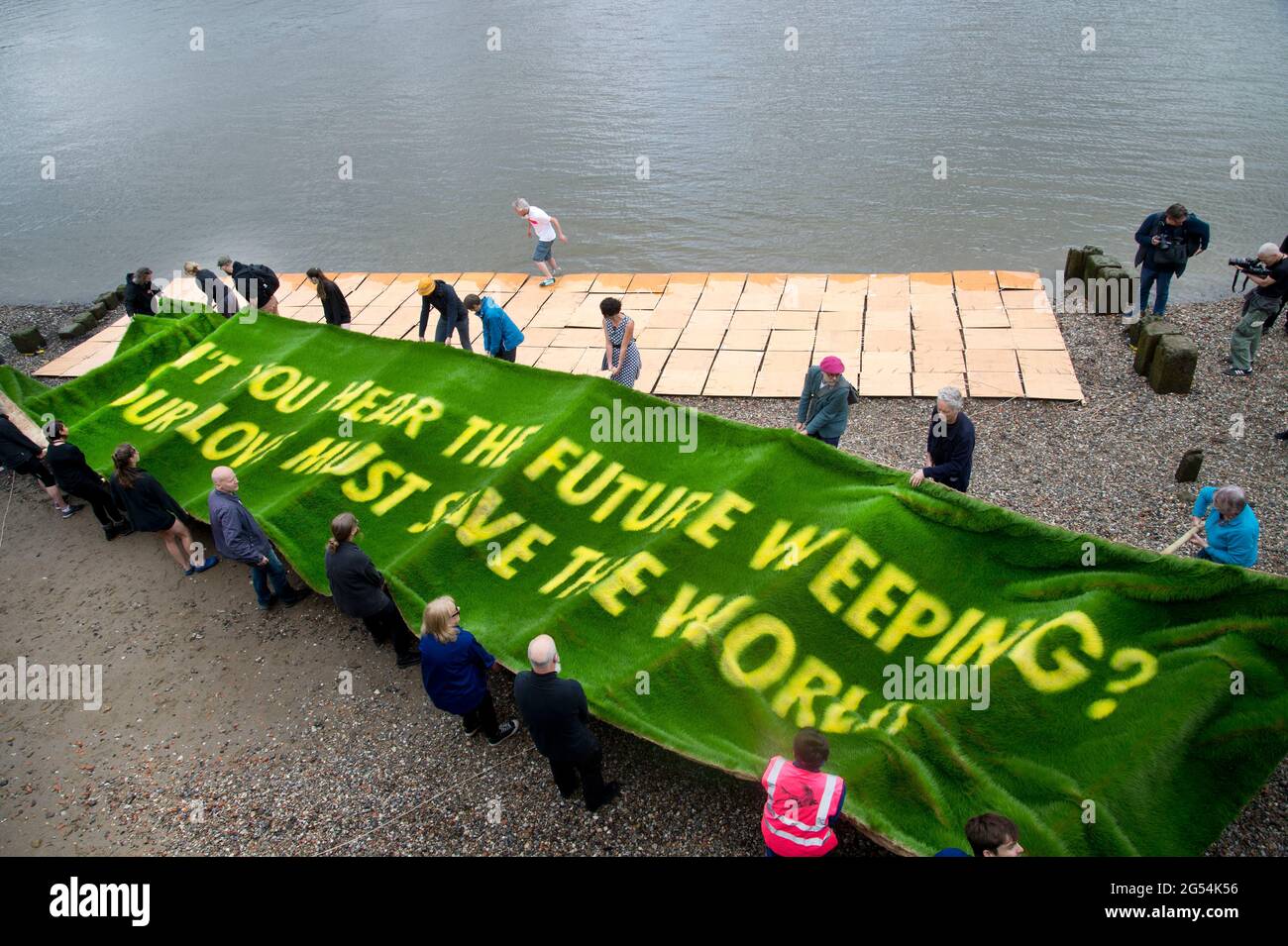 Tate Modern, Londres. 25 juillet 2021. Un message de Ben Okri aux gouvernements du monde a grandi sur un tapis de 16x4 mètres d'herbe vivante, ce fut commissione Banque D'Images