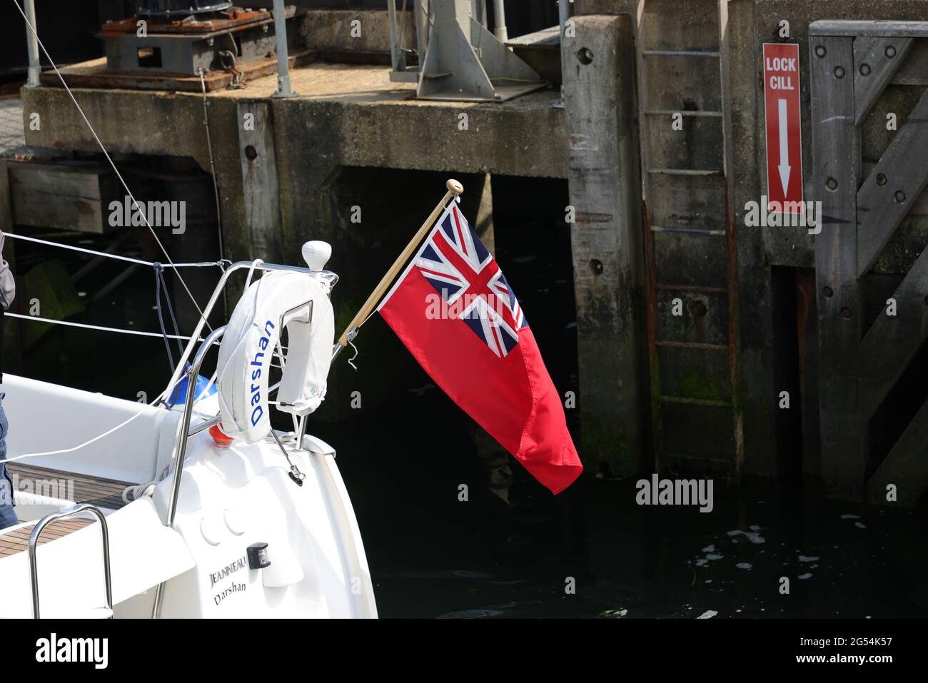 Panneau rouge anglais vu sur un bateau. Banque D'Images