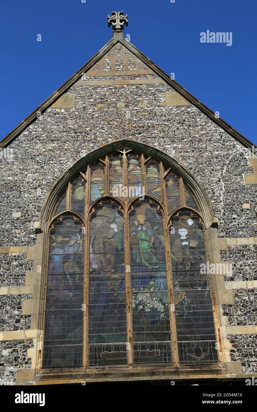 Extérieur de la fenêtre d'art et d'artisanat à l'église Saint Andrew à Wickhambreaux, Canterbury, Kent, Angleterre, Royaume-Uni Banque D'Images