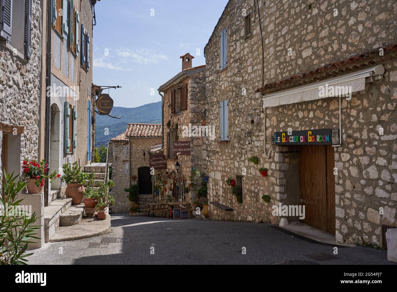 Gourdon, France - 18 juin 2021 - un des plus beaux villages de France - isolé, au sommet d'un haut rocher de 760 mètres Banque D'Images